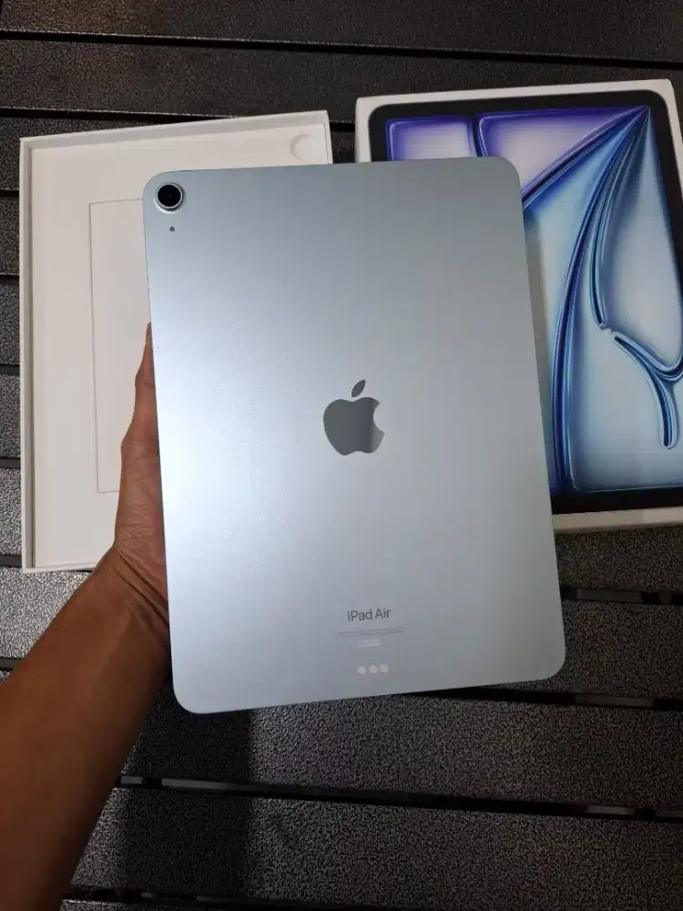 iPad air M2 11 inch 256gb WiFi only iBox like new