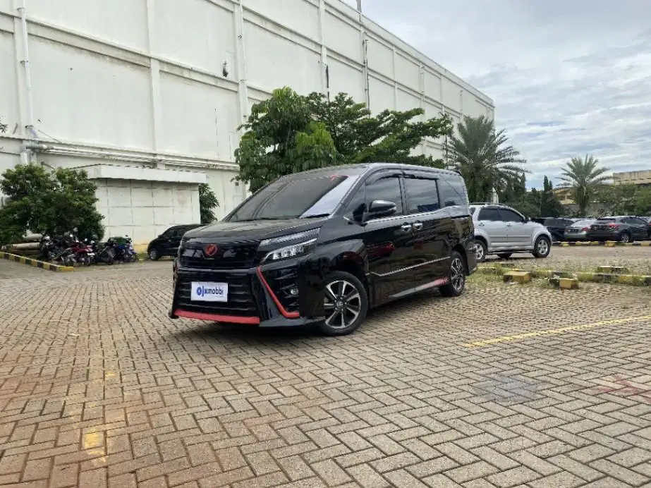 Garansi Mesin 1th Toyota Voxy 2.0 Bensin-AT Hitam 2019