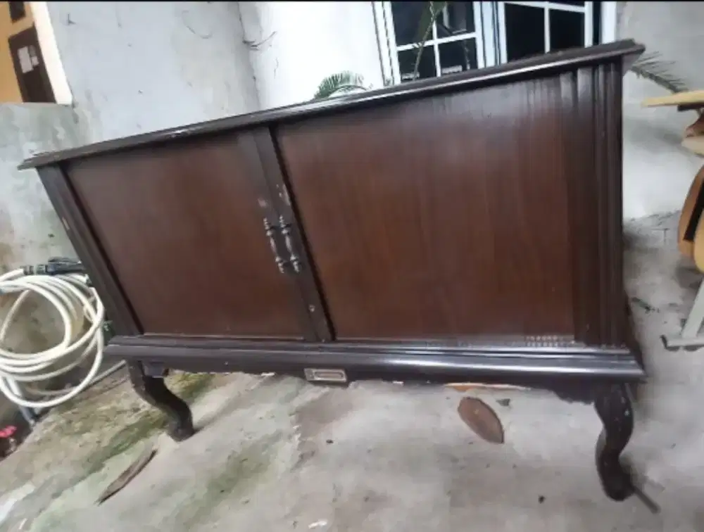 Rak TV antik merk Grundig