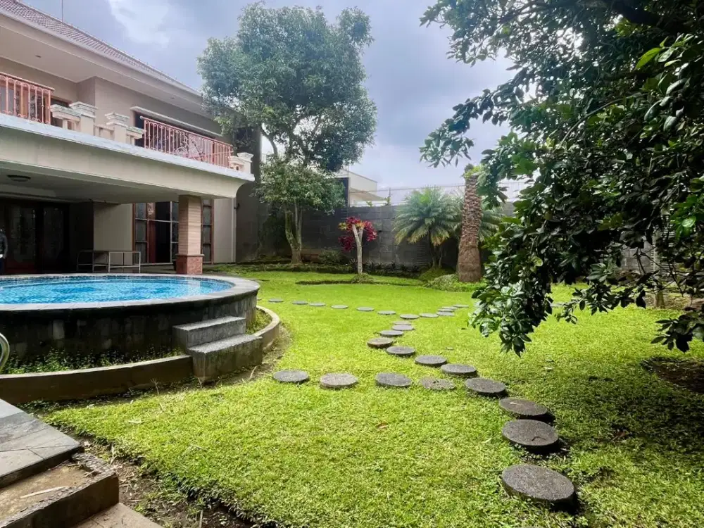 Dijual Cepat!! Rumah Besar Lingkungan Asri dan Nyaman dekat Kampus di Setiabudi Bandung
