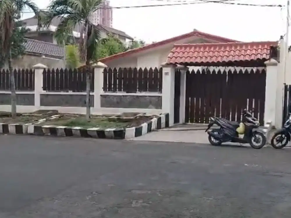 Dijual rumah lama strategis butuh renov cocok untuk usaha kuliner di darmo permai dekat mayjen sungkono dan hr muhamad dengan pakuwon mall