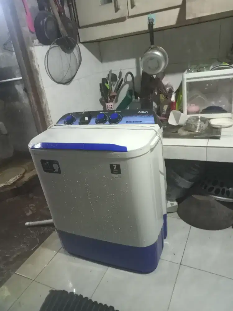 Mesin cuci Aqua  normal kenceng ukuran 7kg.