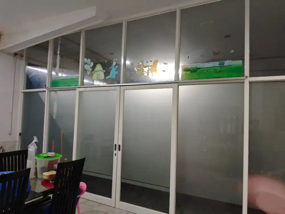 Aluminium sekat dan kaca bening