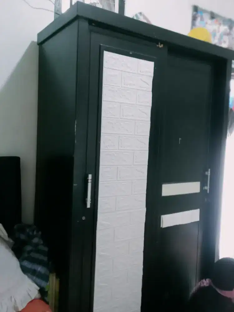 Lemari pakaian Lok Kemanggisan