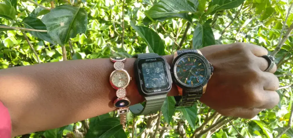 Di jual semua barang di foto iklan ini ada kartu,buku,jam,kotak dll