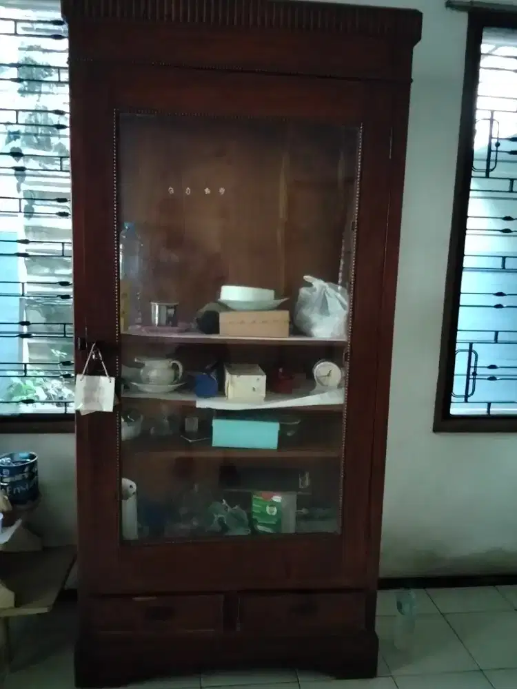 Lemari vitrine antik