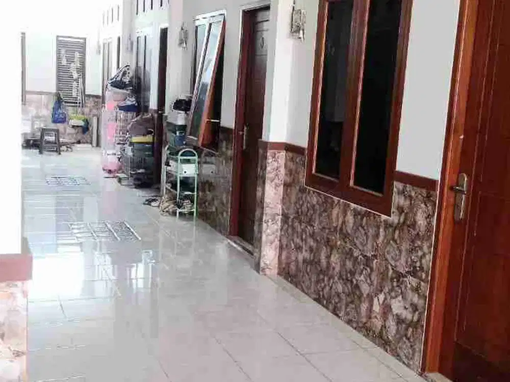 DIJUAL RUMAH KONTRAKAN COCOK UNTUK INVESTASI, LOKASI STRATEGIS,PARKIRAN LUAS