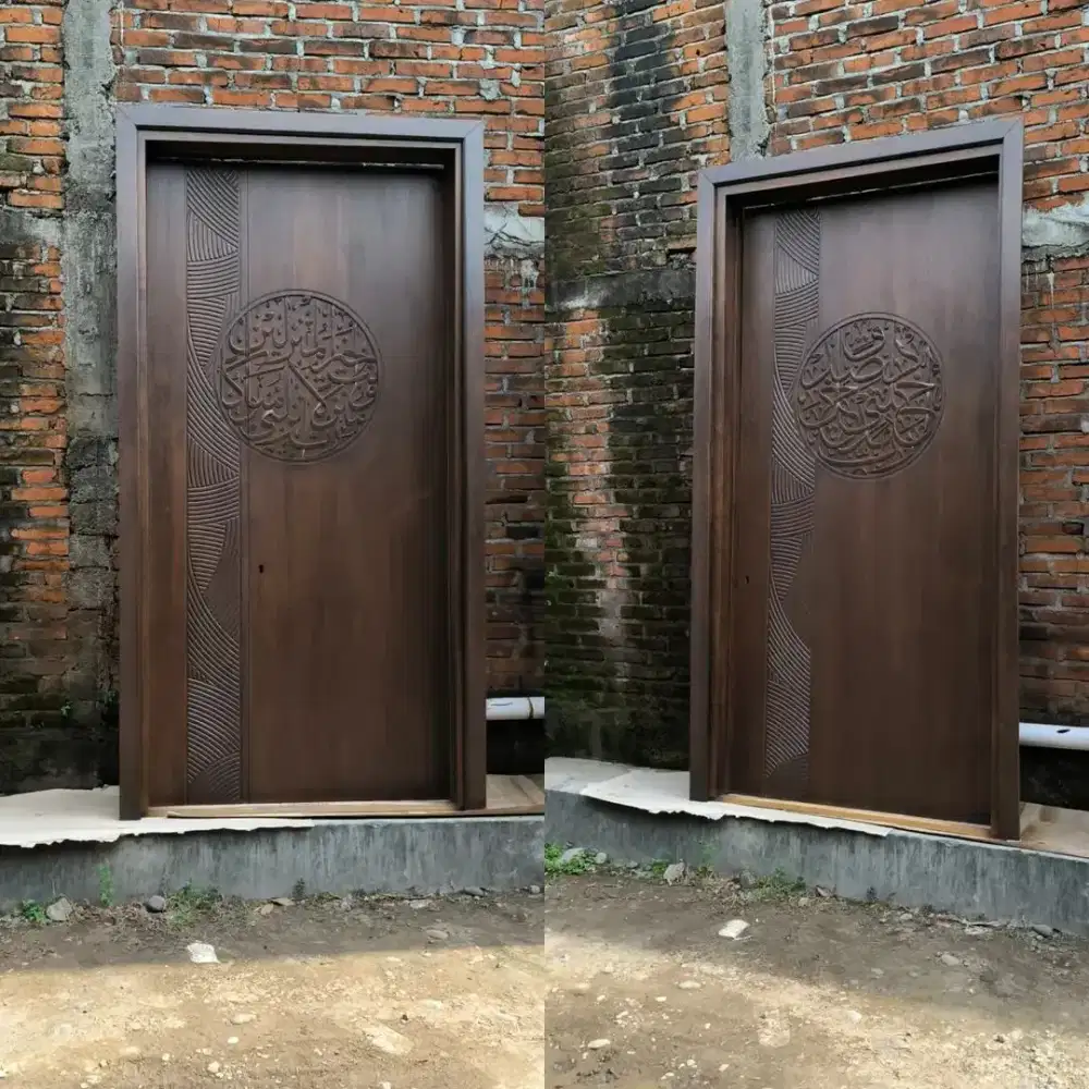 Kusen pintu kayu jati, ornamen kaligrafi