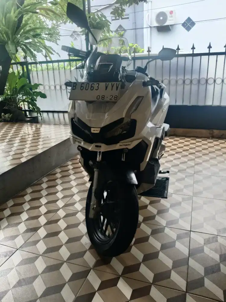 Dijual motor Honda ADV 160 CBS Putih terawat dan mulus