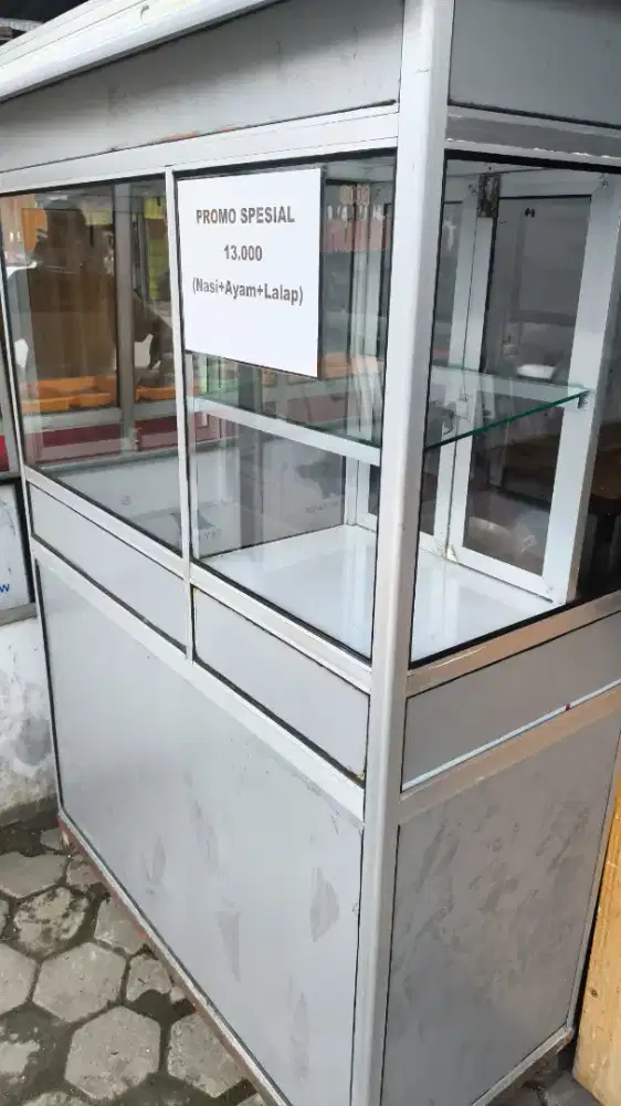 Dijual etalase, meja, kompor, kompor panggang, dispenser, kuali dll.