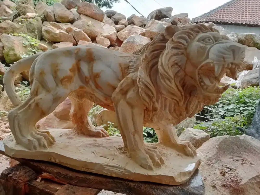 Patung singa dari batu alam