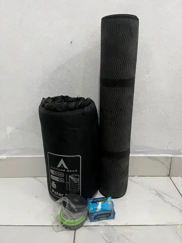 Dijual matras, sleeping bag dan headlamp