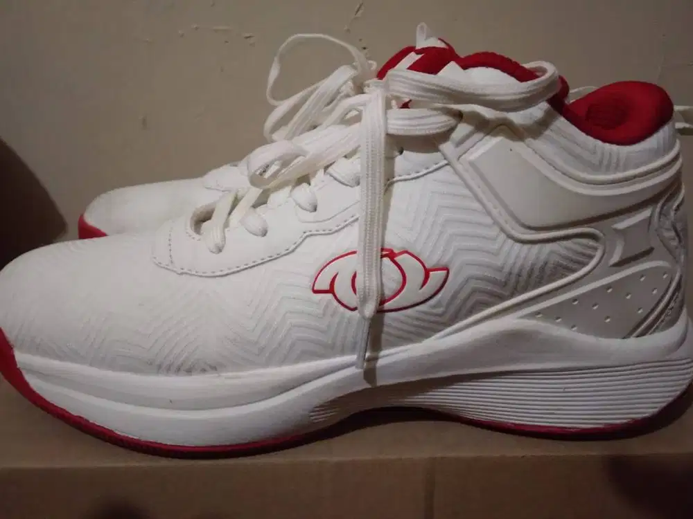 BANTING HARGA!!!Sepatu Basket bekas 2 kali pemakaian(nego)