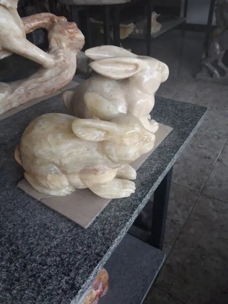 Patung  kelinci batu onik