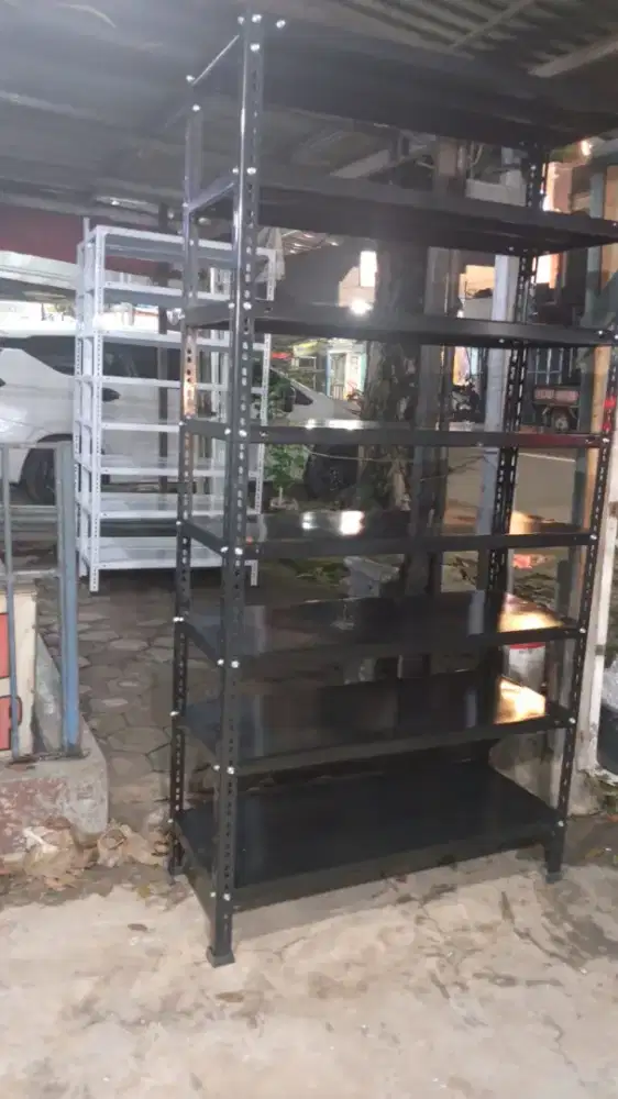 Rak besi siap di antar
