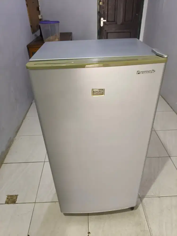 Unit kulkas type 1pintu merk panasonic dingin bagus