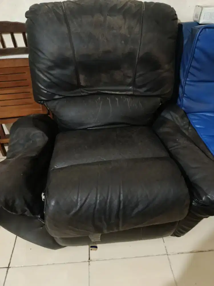 Sofa bekas (tangan kiri dan kanan rusak)