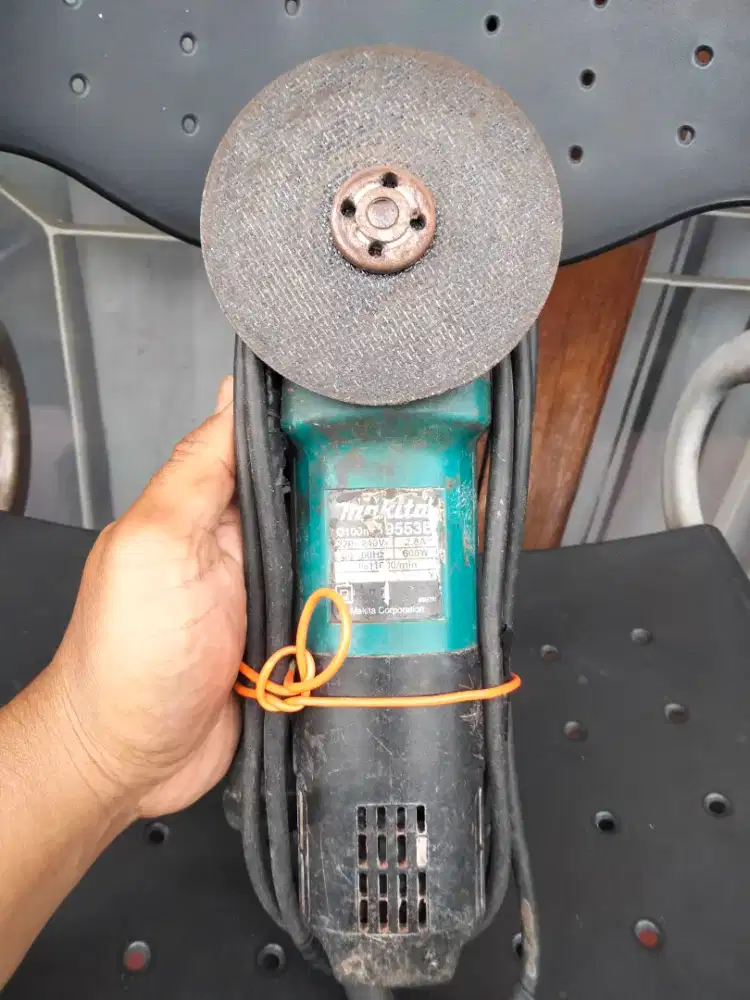 Gerinda makita 9553B