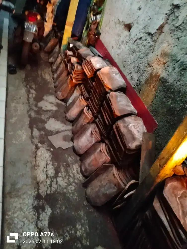 Genteng bekas tanah liat