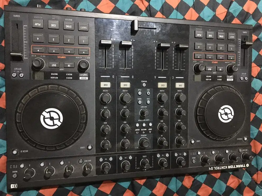 Dj controller Traktor S4