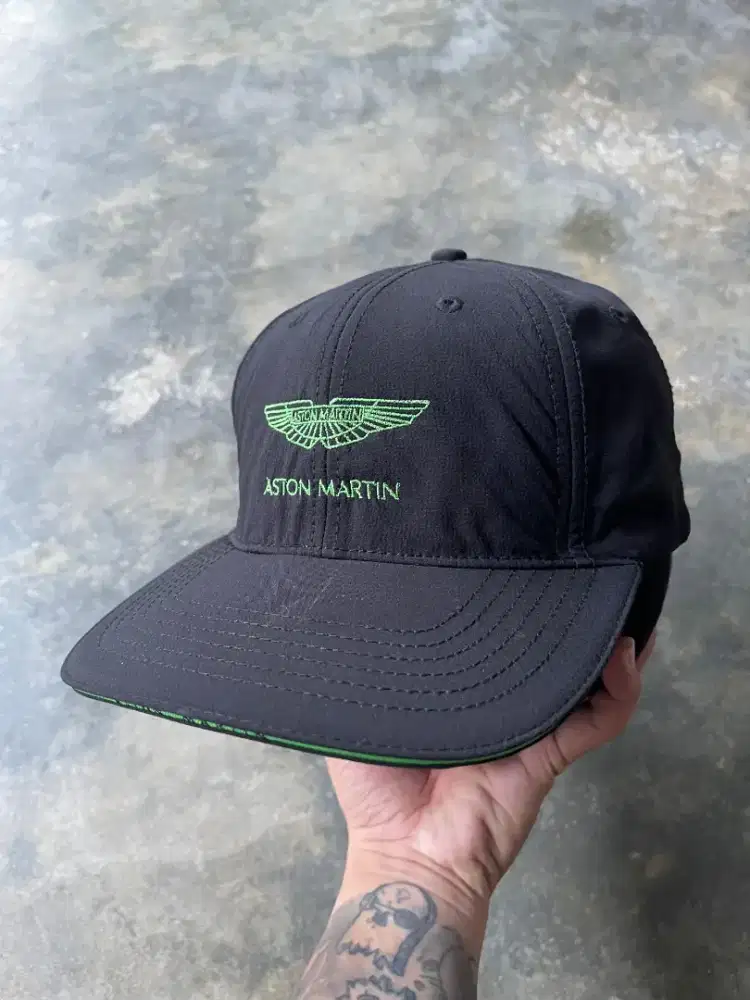 Topi Aston Martin