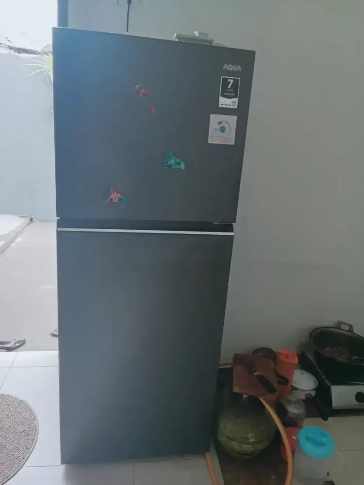 Kulkas 2 pintu merek Aqua. Pemakaian baru 5 bulan.