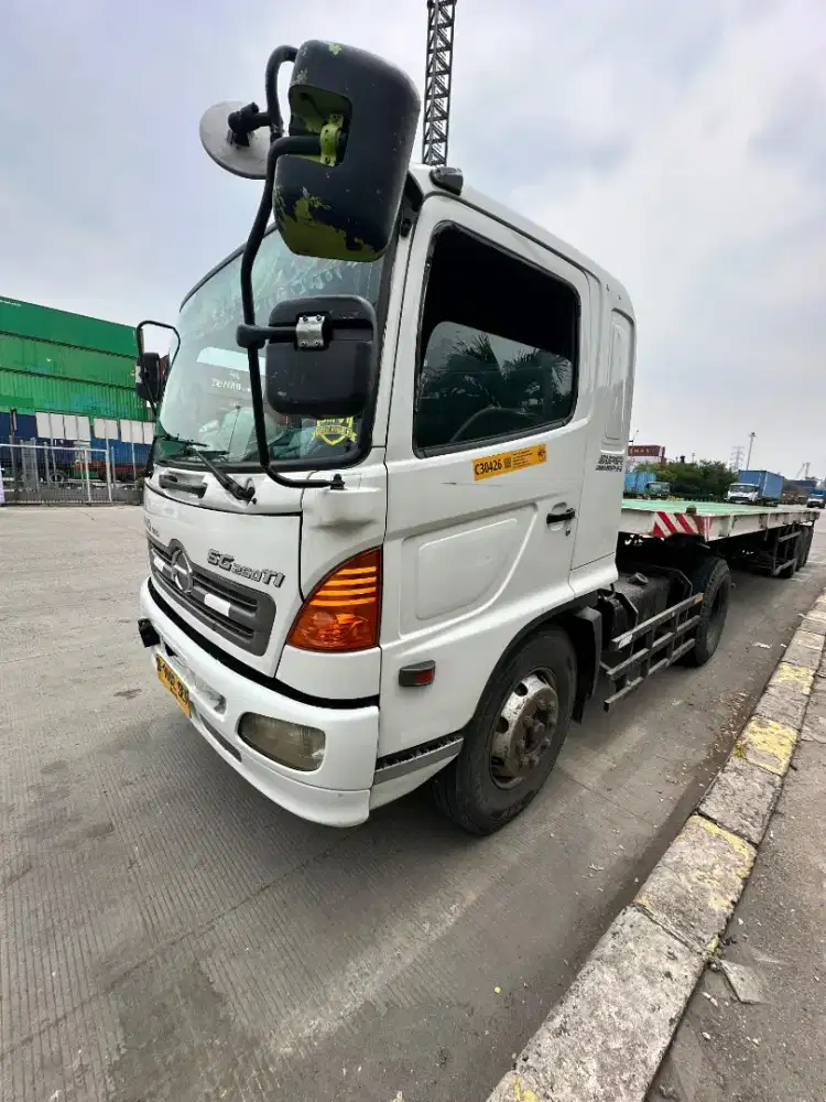 Hino tractor head 285TH dan buntut 40 Feet