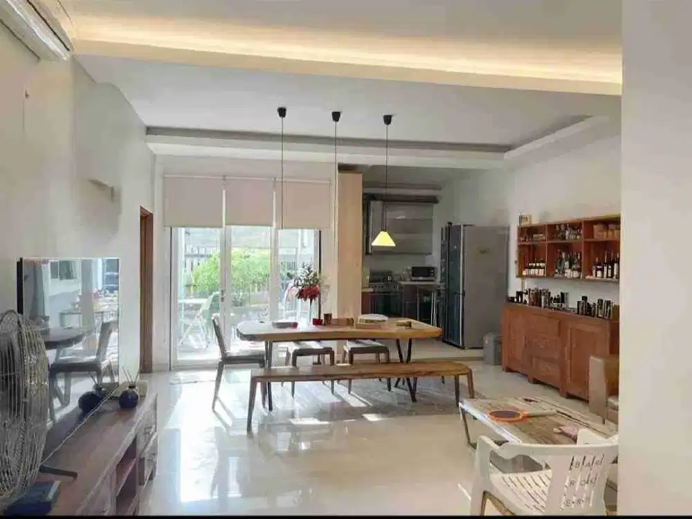 Rumah mewah Hoek elegan modern nuansa asri,sejuk dan nyaman 2 lantai semi furnished dijual Sunter Jakarta Utara