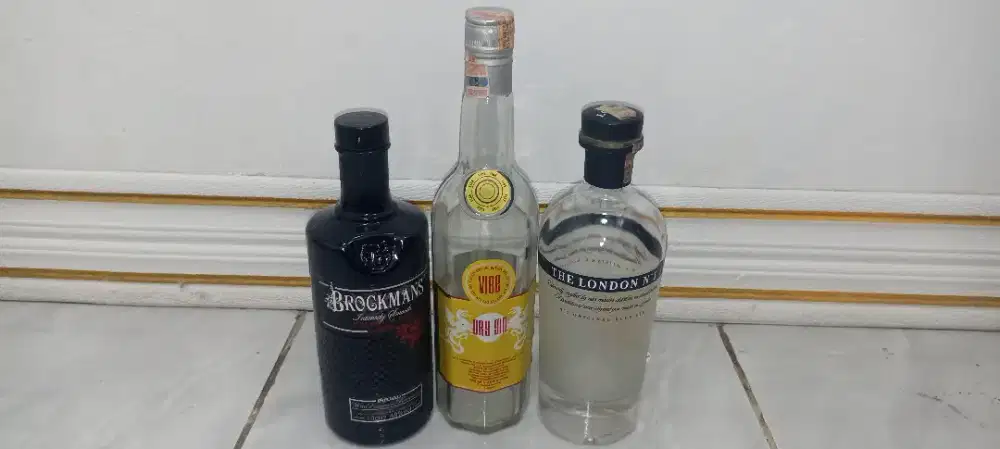 Koleksi botol minuman bekas Gin