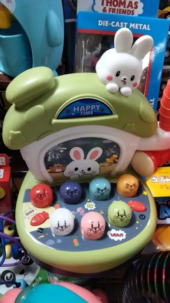 Loker di toko mainan