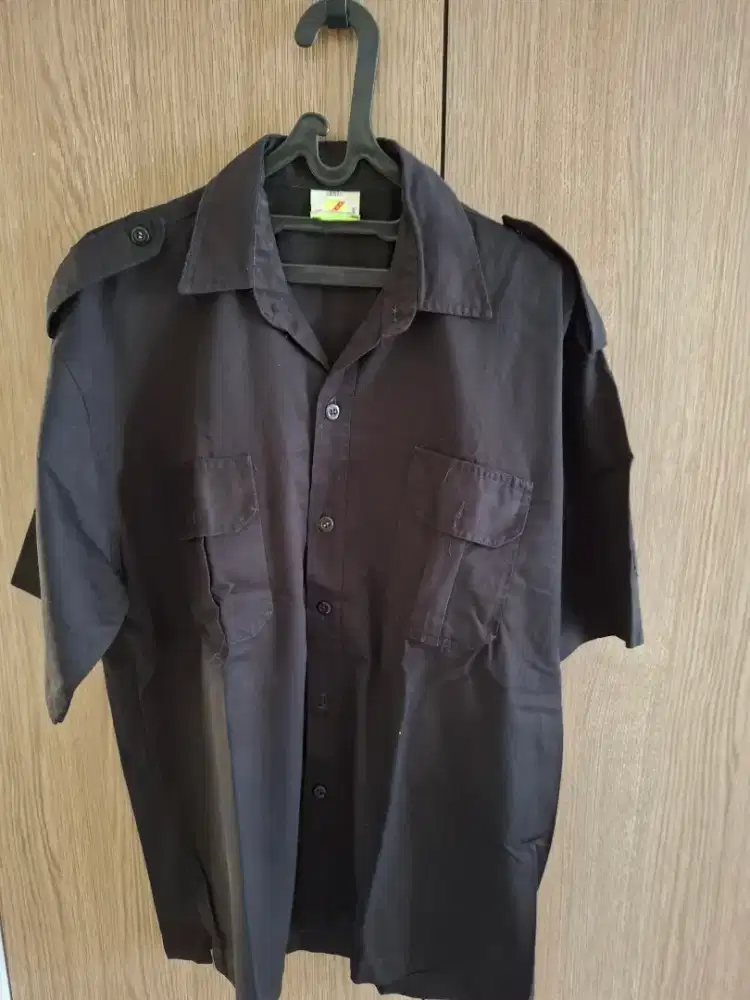 Kemeja pangkat hitam