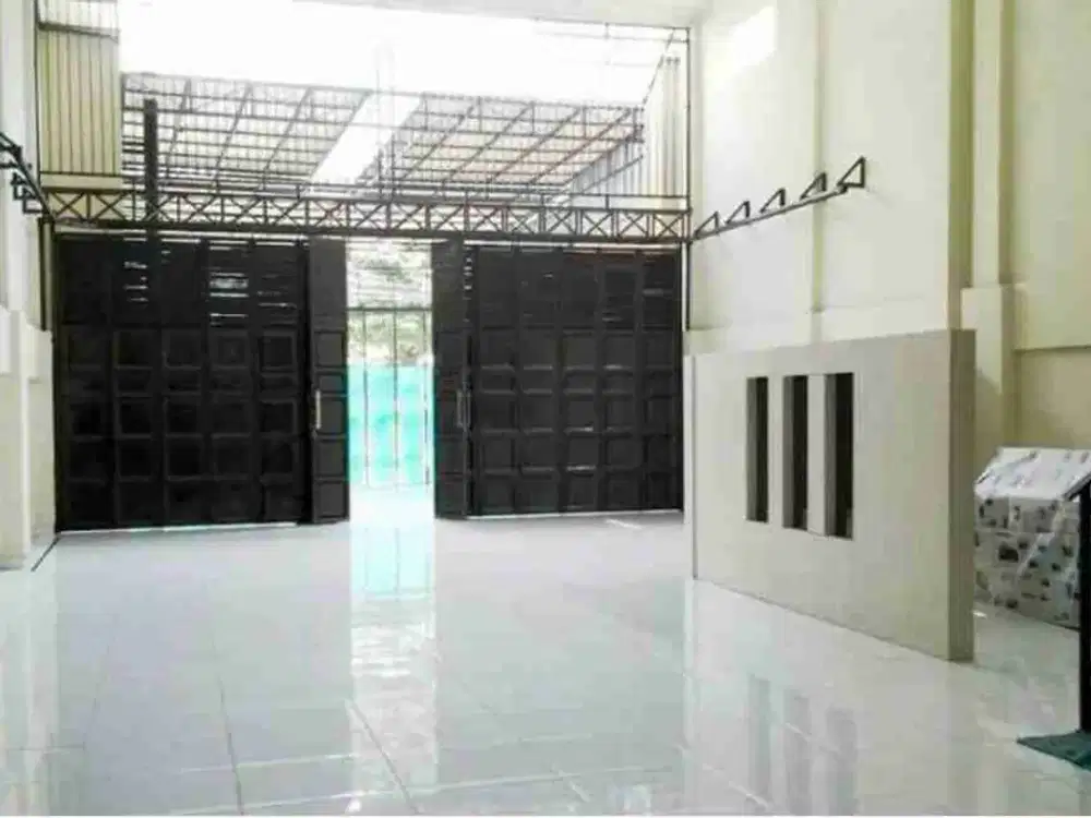 Ruang usaha besar tepi jalan utama jogja