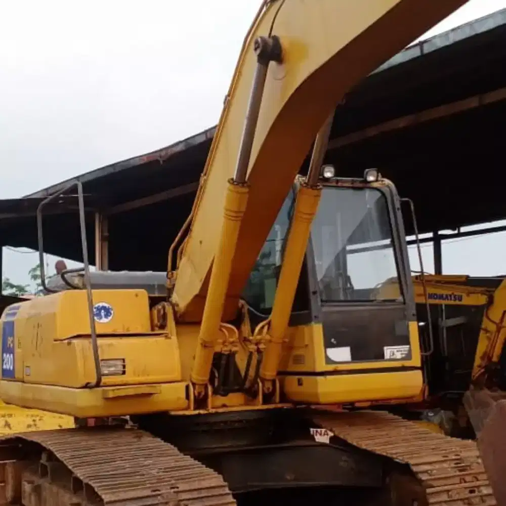 Excavator Komatsu PC 200-8 tahun 2011