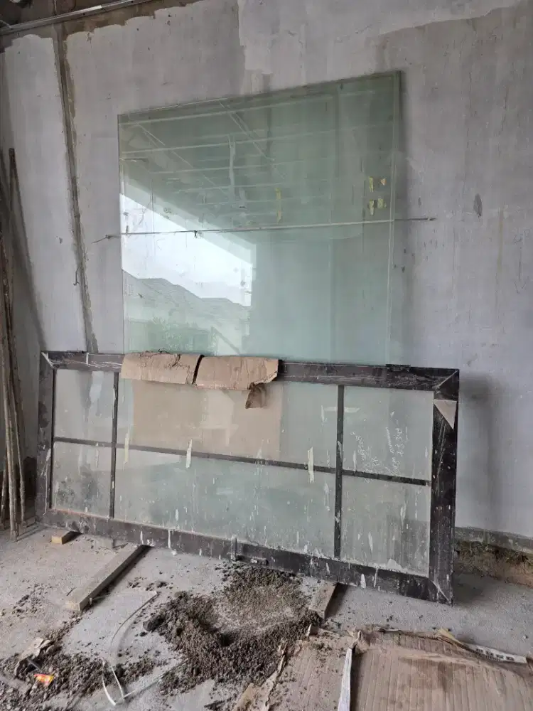 Kaca tebal 8mm bekas pasang proyek rumah baru
