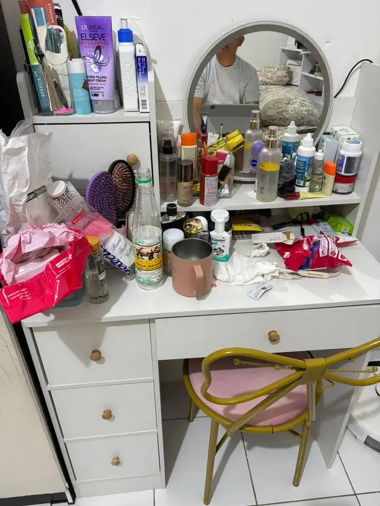 Di jual meja rias + kursi masih bagus