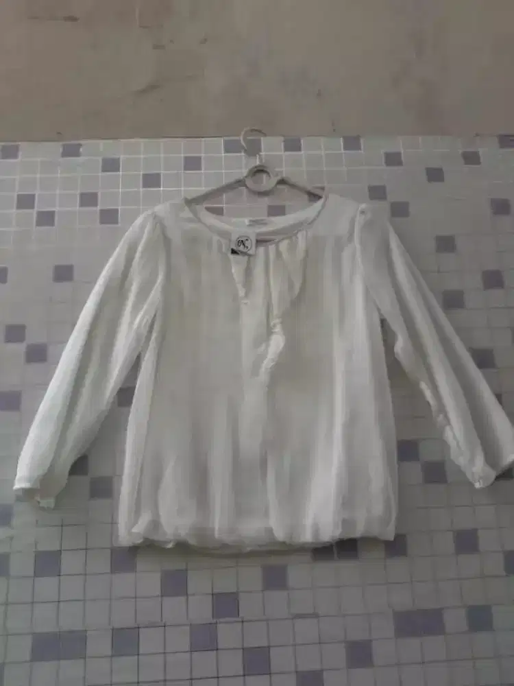 Jual baju preloved size m 50k ambil 2 lok bojonggede