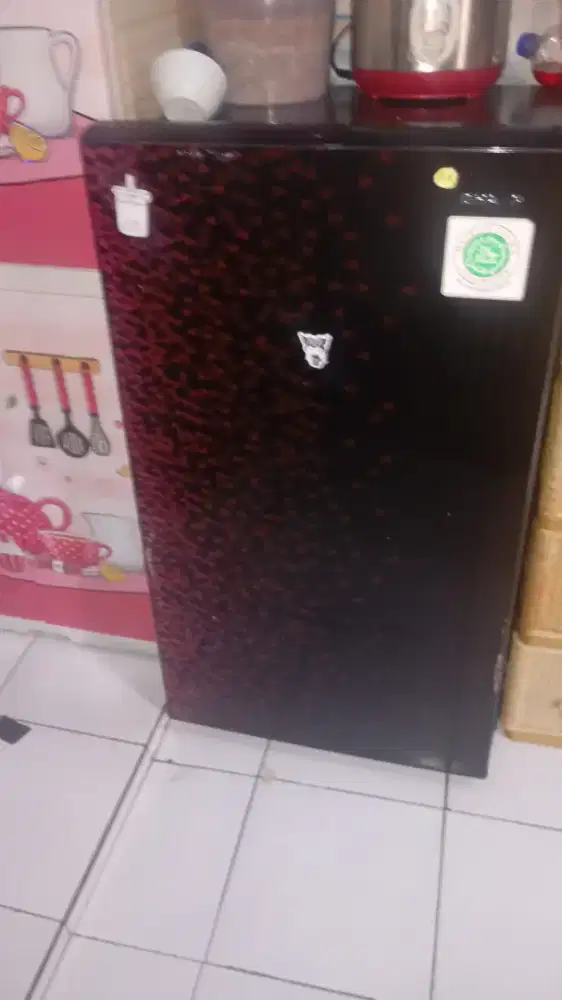Jual kulkas bekas tp kondisi freezer bocor haru ganti preyon sm frezer