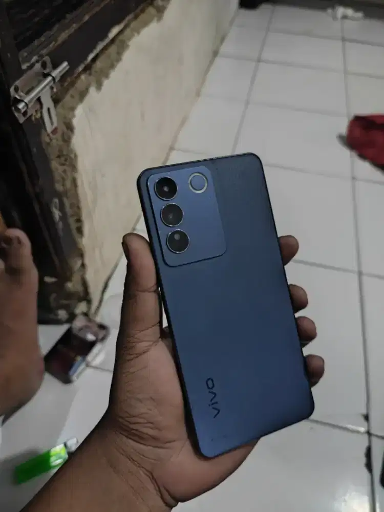 Vivo V27e orian finger on display