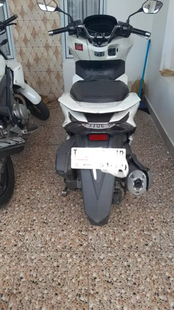 Pcx tahun 2023 warna putih