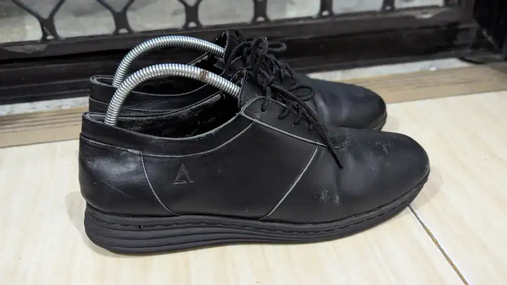 Sepatu kerja kulit amble footwear