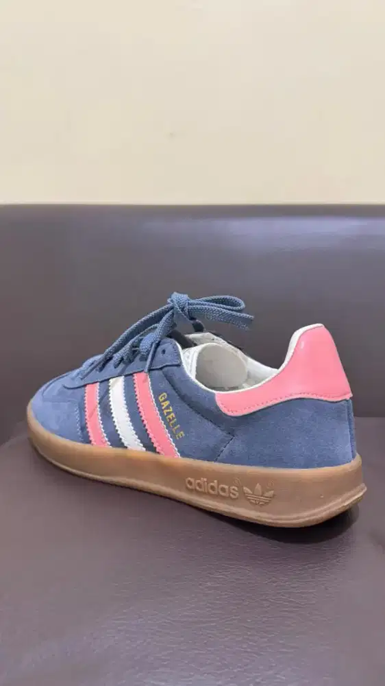 Sepatu Adidas (42) untuk harian/kerja