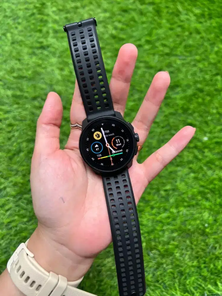 Suunto race s all black amoled bisa tt garmin