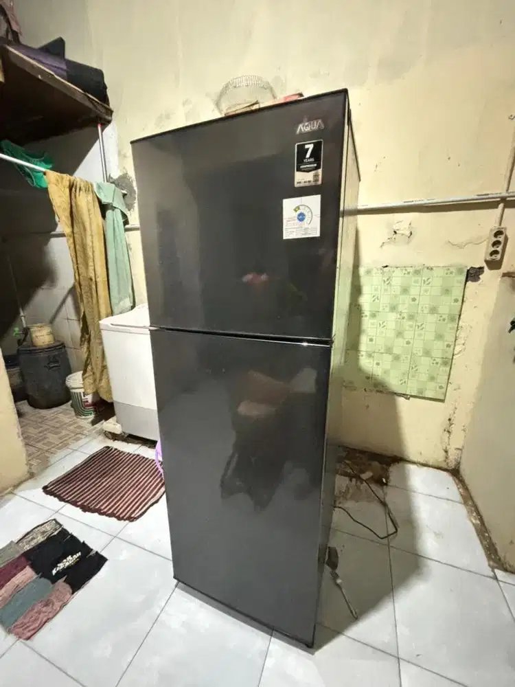 Kulkas Aqua 2 pintu garansi D270