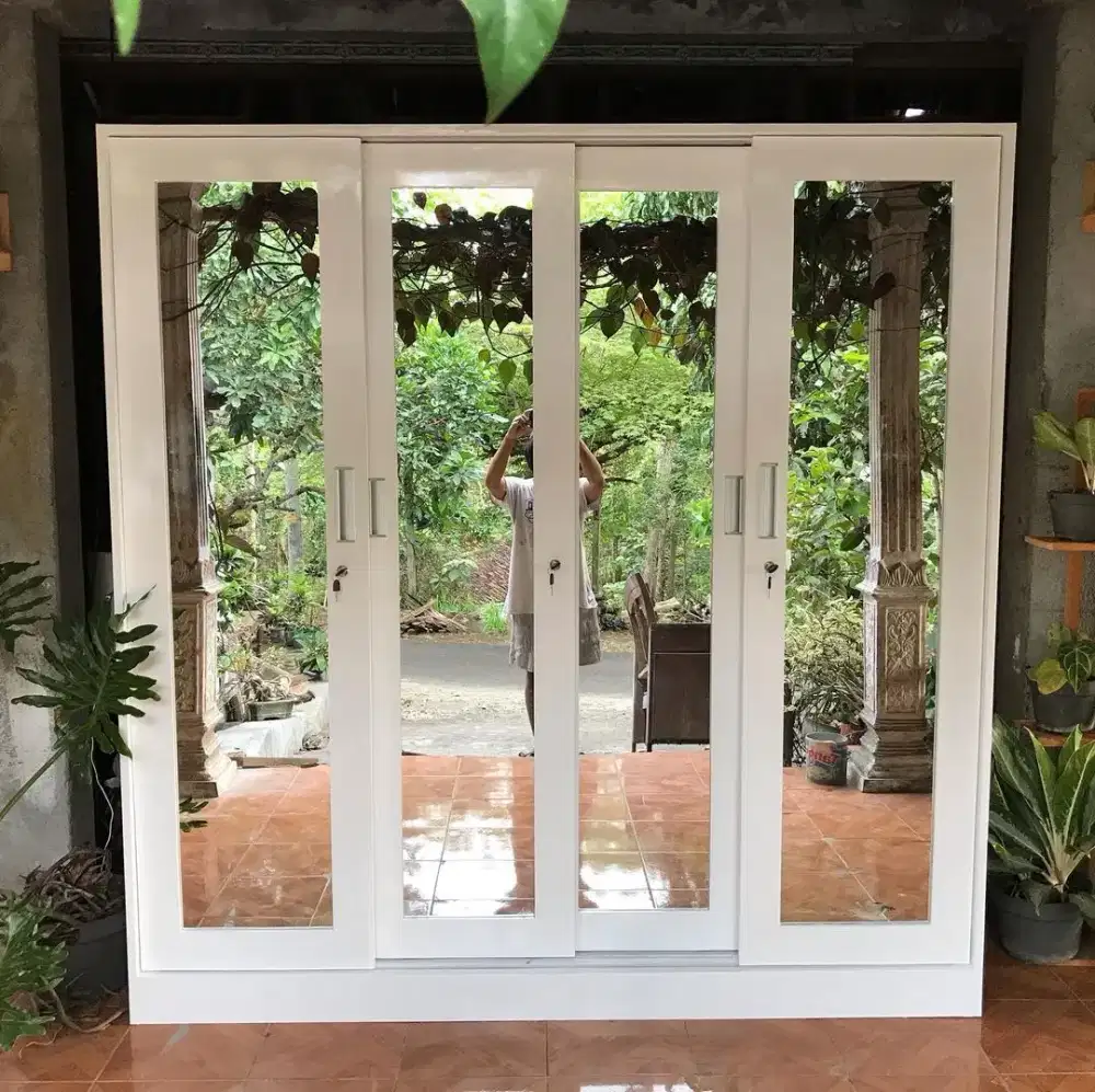 Lemari pakaian 4 pintu