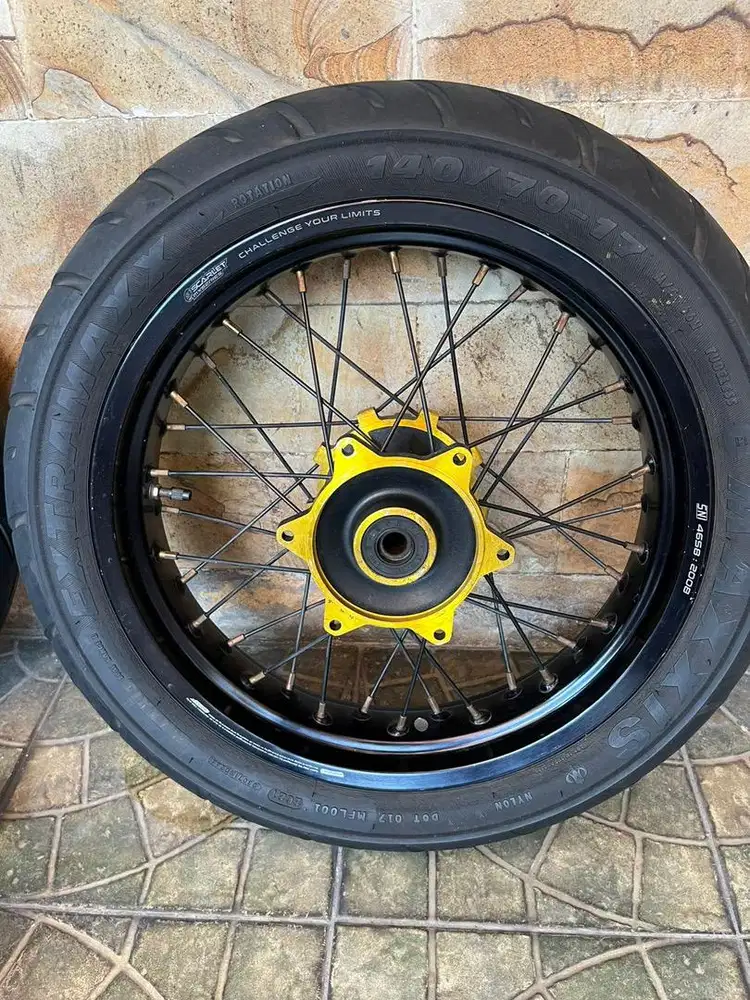 VELG SCARLET DAN BAN SUPERMOTOR MAXIS