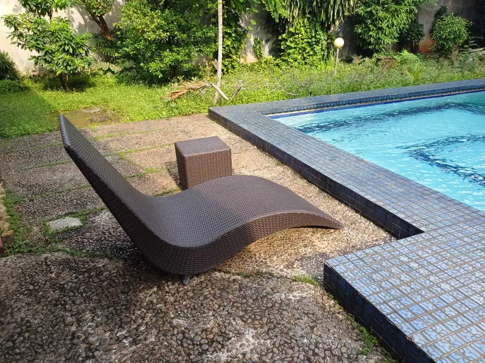 Kursi  dan Meja Outdoor Kolam Renang Rotan Sintetis