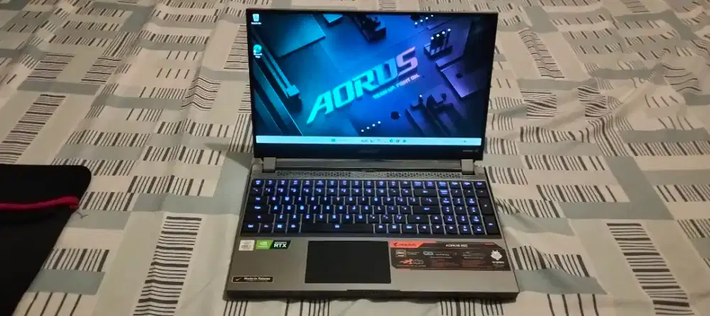 GIGABYTE AORUS 15G RTX 2060 6GB 
RAM 32GB