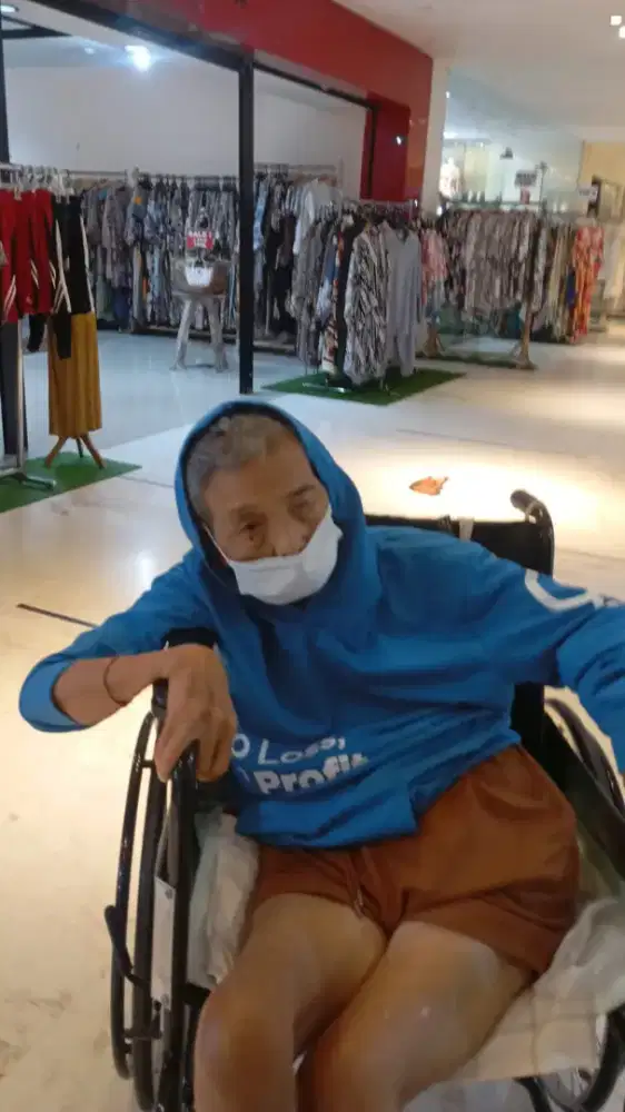 Dibutuhkan pengasuh lansia