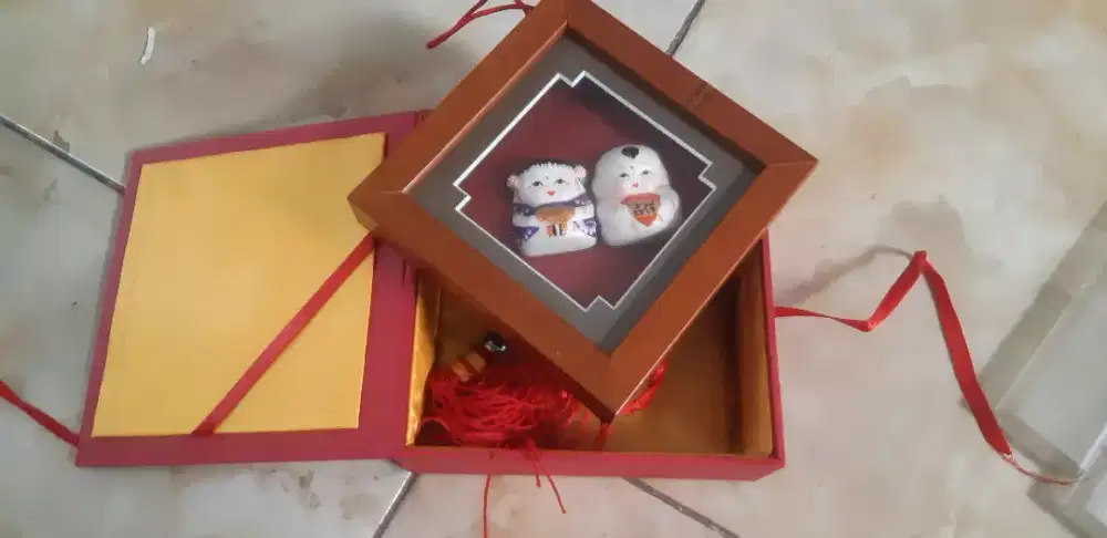 PAJANGAN PATUNG KERAMIK HUISAN KECIL (PEMBAWA HOKI)