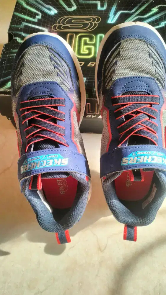 Sepatu Skechers anak laki laki